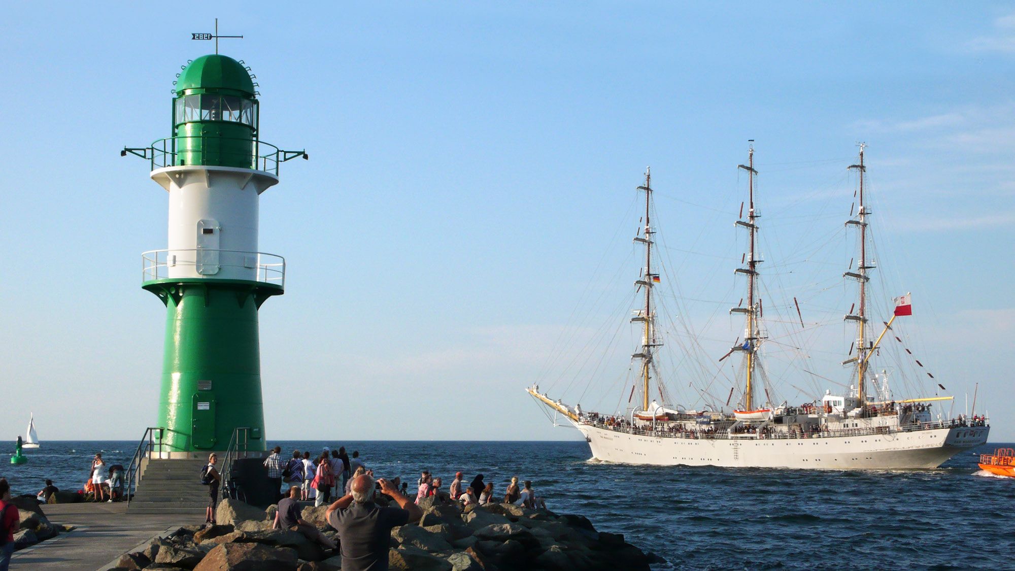 Segelschiff und Leuchtturm