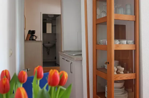 Pantryküche mit Geschirrvitrine