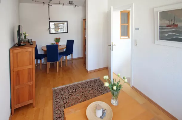 Wohn- Essbereich und Eingang zur Wohnung 