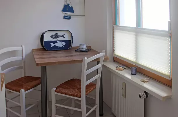 Essbereich mit Tisch und 2 Stühlen