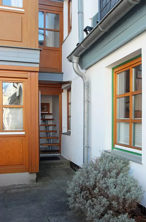 Zugang zur Wohnung über die steile Treppe