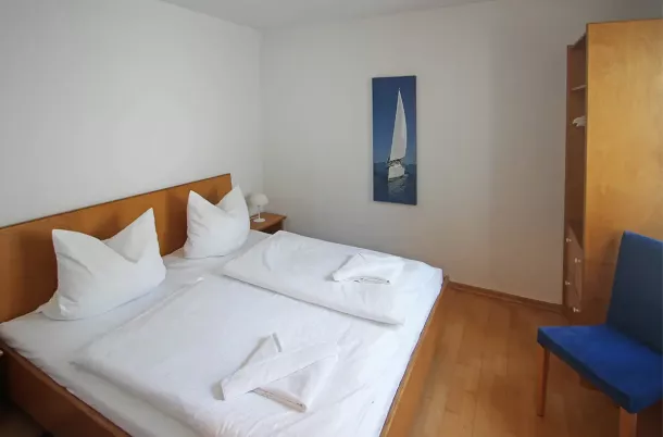 Schlafzimmer mit Doppelbett