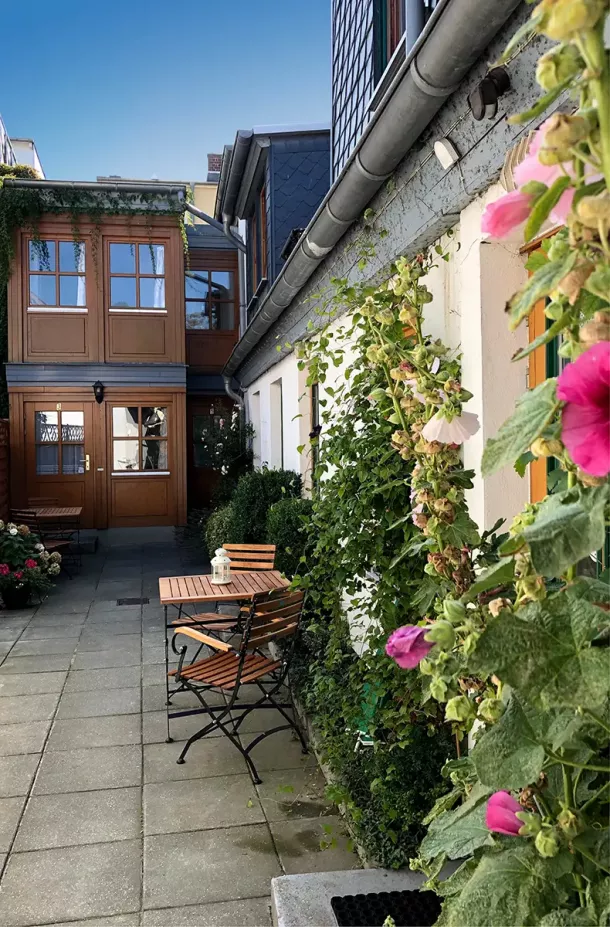 Hof Ferienwohnungen mit Gartenstühlen
