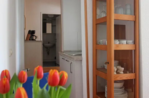 Pantryküche mit Geschirrvitrine