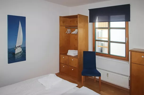 Schlafzimmer mit Kleiderschrank und Bett