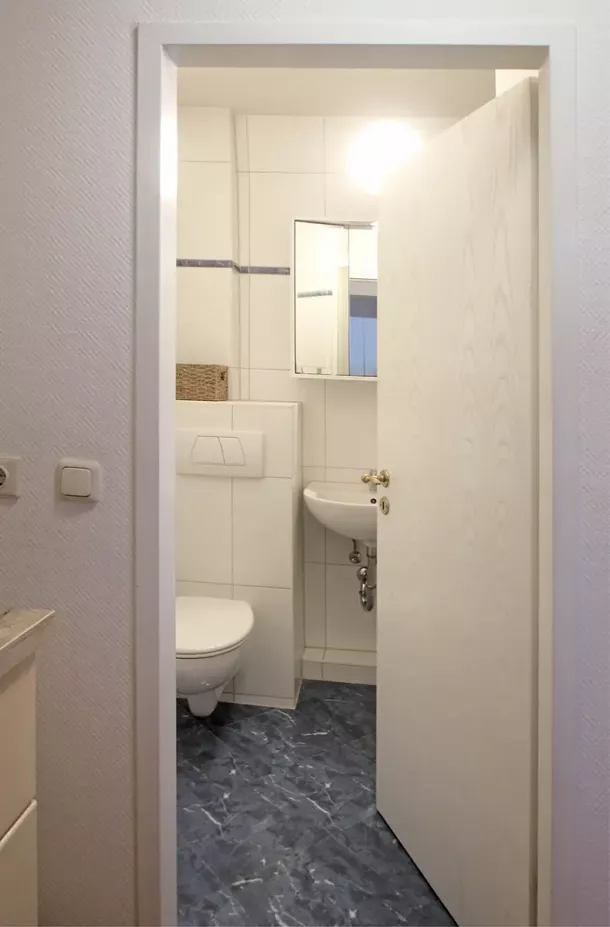 Badezimmer mit Dusche, WC, Waschtisch und Fön