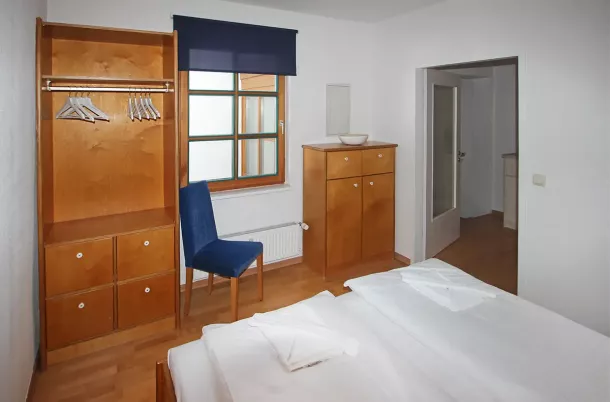 Schlafzimmer mit Doppelbett, Kleiderschrank und Kommode