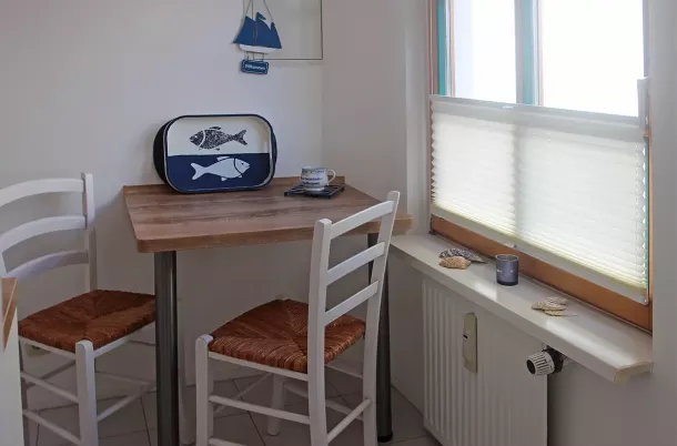Essbereich mit Tisch und 2 Stühlen