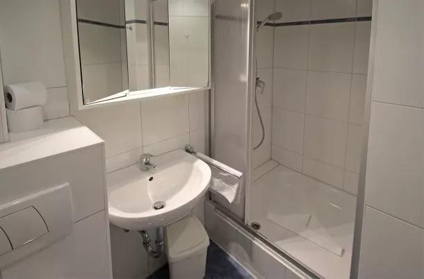 Badezimmer mit Dusche, WC und Waschtisch