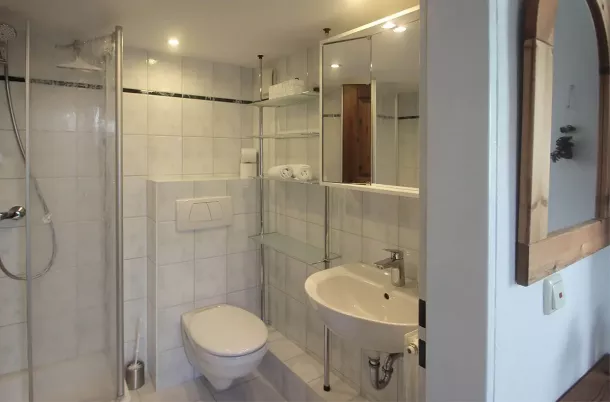 Badezimmer mit Dusche, WC